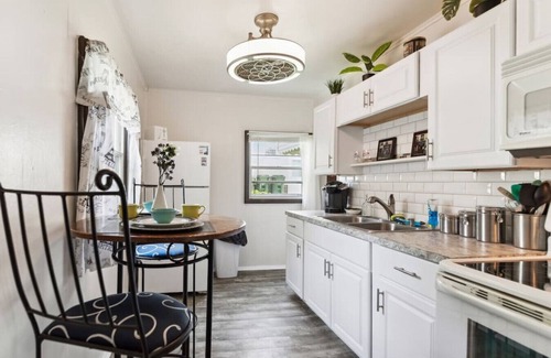 Cuyahoga Falls House | Cozy and Quaint 3 Bedroom single level 5 beds fits 8 guests