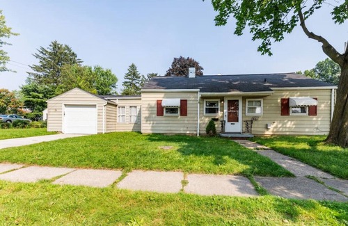 Cuyahoga Falls House | Cozy and Quaint 3 Bedroom single level 5 beds fits 8 guests