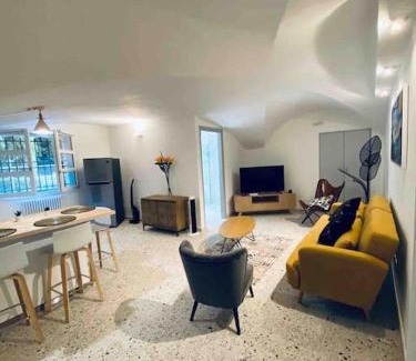 Historic Center Apartment | Cozy and quiet Suite near Two Towers, Bologna