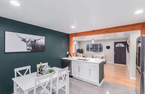 Berkley House | Cozy and Sophisticated 3 bedroom