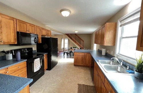 Pawcatuck House | Cozy and Spacious Coastal Cottage in Stonington Connecticut!