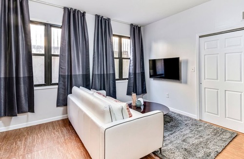 Chinatown Apartment | Cozy and Stylish 2BD Apt With Great Location!