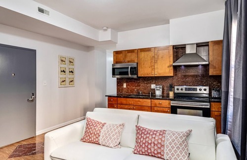 Chinatown Apartment | Cozy and Stylish 2BD Apt With Great Location!