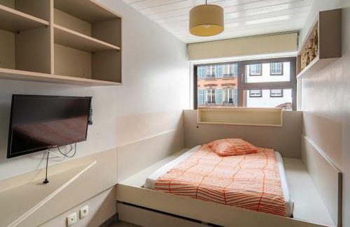 Krutenau Apartment | Cozy and Stylish with A-C in City Center!
