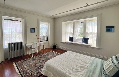 Newburgh House | Cozy and Sunny room in historic Newburgh