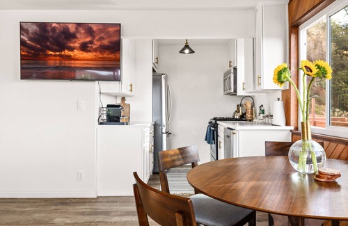 Sylvia Park House | Cozy and Tranquil 2 bdrm/2ba Home in the Hills of Topanga
