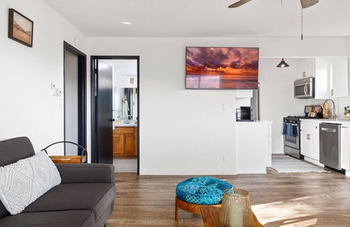 Sylvia Park House | Cozy and Tranquil 2 bdrm/2ba Home in the Hills of Topanga