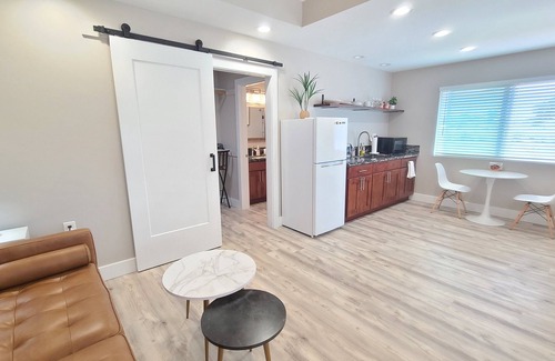 Keaau House | Cozy and Modern Style Studio with King Size Bed Free Laundry in HPP