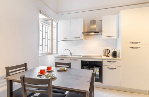 Municipio 2 Apartment | Cozy Apartment: 10 Min from Station and University