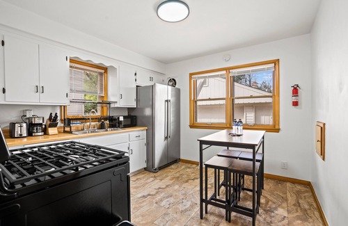 West Allis Apartment | Cozy Apartment at West Allis - Free Parking
