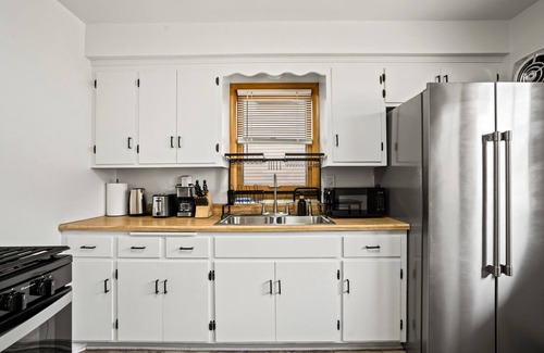 West Allis Apartment | Cozy Apartment at West Allis - Free Parking