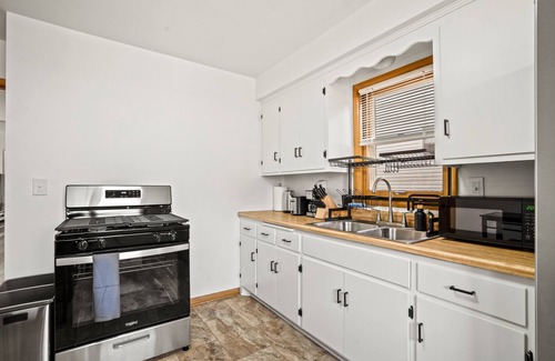 West Allis Apartment | Cozy Apartment at West Allis - Free Parking