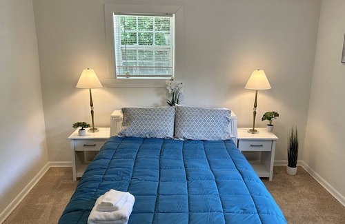 Hickory House | Cozy apartment close to Downtown