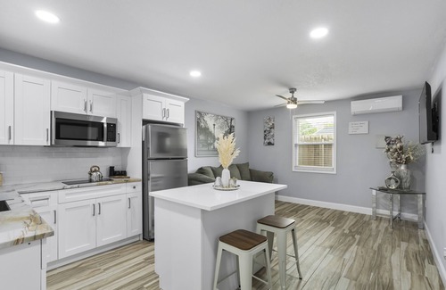 Lake Magdalene Condo | COZY apartment close to Bush GARDEN, 15min DOWNTOWN TAMPA