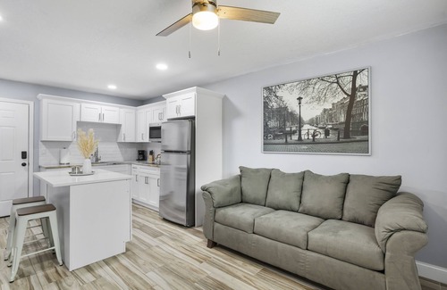 Lake Magdalene Condo | COZY apartment close to Bush GARDEN, 15min DOWNTOWN TAMPA