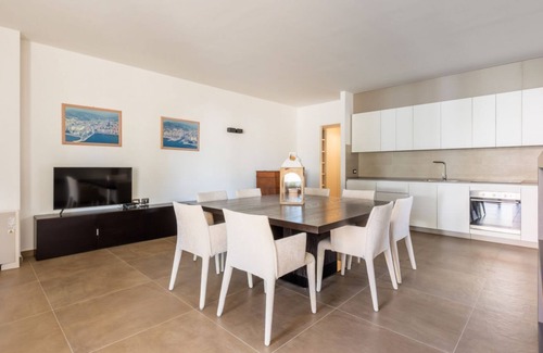 Perugia Apartment | Cozy apartment equipped with all comforts to accommodate up to 6 people, with two bedrooms and two bathrooms. The accommodation is located in a modern condominium complex with a shared swimming pool and enjoys a pleasant view of the shared garden. Semi-c