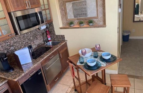 Victorville Apartment | Cozy Apartment fast Wi Fi washer/dryer kitchen, pool & spa!n