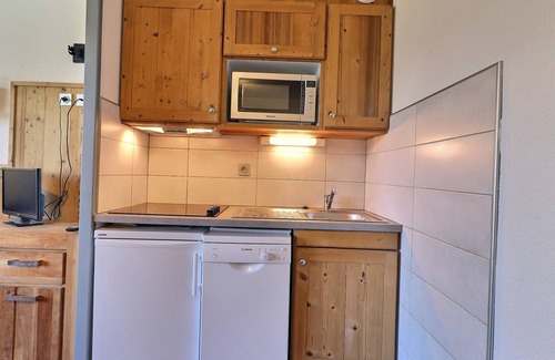 La Perriere Apartment | Cozy Apartment for 4 in La Tania - Ski-in/Ski-out, Balcony, Centrally Located