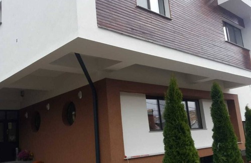 Busteni Apartment | Cozy apartment in Bușteni with kitchen, common play room and outside fitness