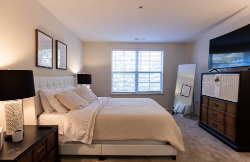 Downtown Apartment | Cozy apartment in the heart of downtown w/ parking 1hr away from nyc