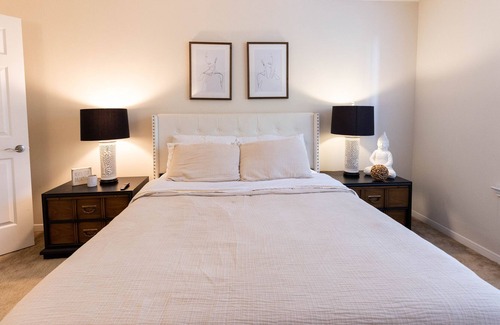 Downtown Apartment | Cozy apartment in the heart of downtown w/ parking 1hr away from nyc