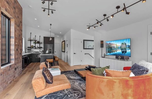 Coeur d'Alene Apartment | Cozy apartment in fabulous Coeur d'Alene with WiFi, AC & Spa!