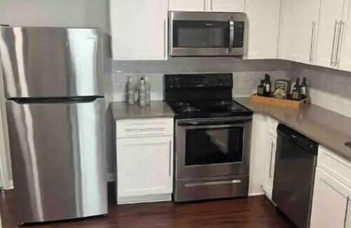 Atlanta Apartment | Cozy Apartment in West Midtown Atlanta. Located near all the malls and shops.