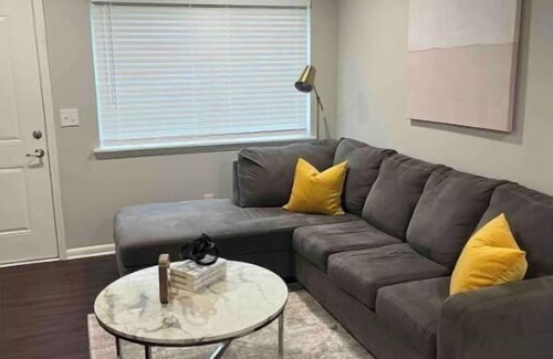 Atlanta Apartment | Cozy Apartment in West Midtown Atlanta. Located near all the malls and shops.