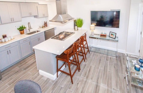 Highland Park House | Cozy Apartment | near T