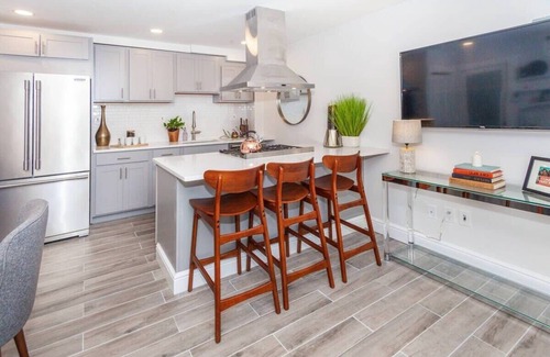Highland Park House | Cozy Apartment | near T