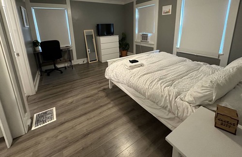 South Hyde Park Apartment | Cozy Apartment near the Plaza!