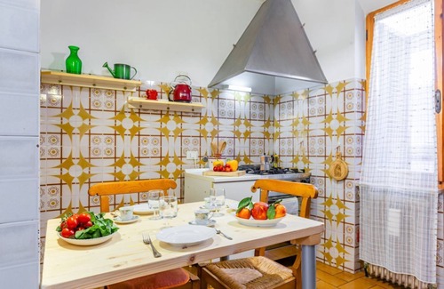 Pisa Apartment | Cozy apartment of 80 sqm, able to accommodate up to 3 people, with independent entrance located 9 minutes on foot from Pisa-Galileo Galilei Airport and 7 minutes on foot from the Central Station.The area is well connected by public transport, thanks to w