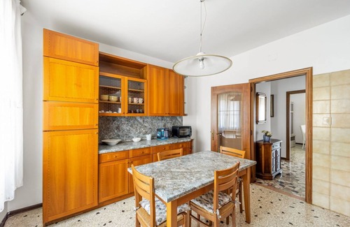 Campalto Apartment | Cozy apartment of 85 sqm located on the third floor (steps to access), can accommodate up to 6 people.The accommodation is conveniently located: just 4.5 km from Venice airport and with only 16 minutes (bus) you can reach Venice; area served by the main