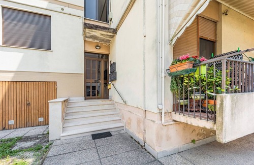 Campalto Apartment | Cozy apartment of 85 sqm located on the third floor (steps to access), can accommodate up to 6 people.The accommodation is conveniently located: just 4.5 km from Venice airport and with only 16 minutes (bus) you can reach Venice; area served by the main