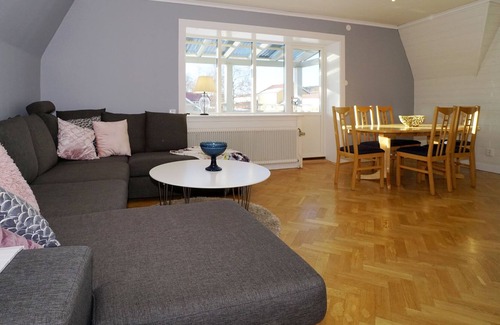 Jarvso Apartment | Cozy apartment with sliding doors and high ceilings in central Järvsö