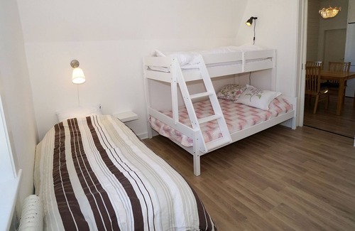 Jarvso Apartment | Cozy apartment with sliding doors and high ceilings in central Järvsö