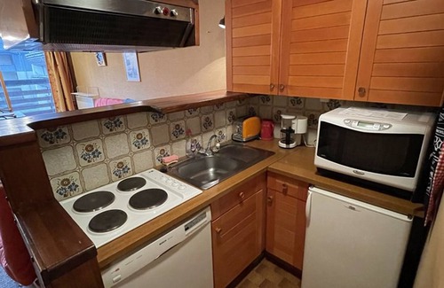 Laveissiere Apartment | Cozy apartment with balcony in the heart of the resort