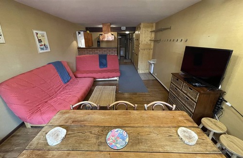 Laveissiere Apartment | Cozy apartment with balcony in the heart of the resort