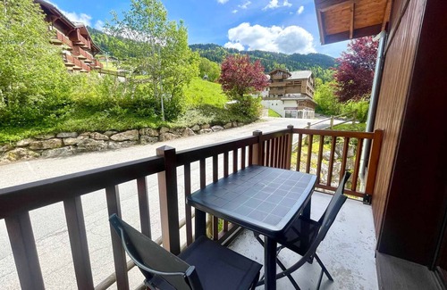 Flumet Apartment | Cozy Apartment with Balcony, Parking, and Pool at the Foot of Ski Slopes