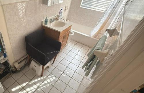 The Heights House | Cozy apartment with city skyline. Easy commute midtown Manhattan.