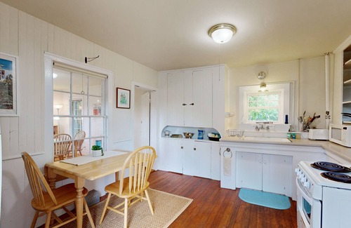 Camden Apartment | Cozy apartment with harbor view - full kitchen & washer/dryer - walk to water