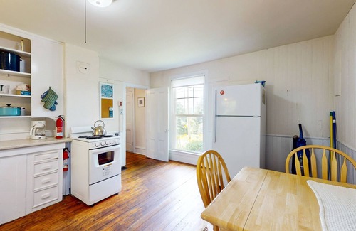 Camden Apartment | Cozy apartment with harbor view - full kitchen & washer/dryer - walk to water