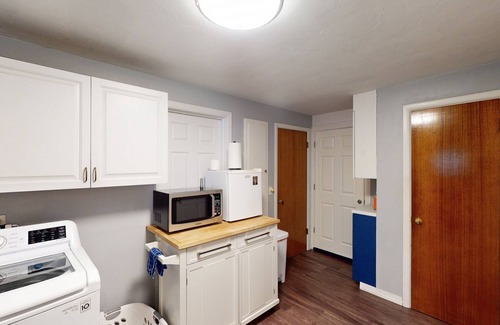 Eugene House | Cozy apartment with WiFi, streaming, kitchenette, W/D, shared backyard