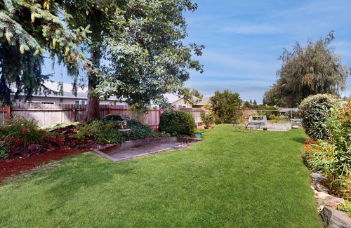 Eugene House | Cozy apartment with WiFi, streaming, kitchenette, W/D, shared backyard