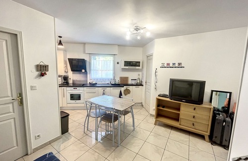 Granville Apartment | Cozy Apt in Granville - Walk to Beach, Secure, WiFi, Parking