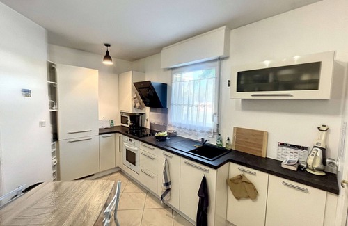 Granville Apartment | Cozy Apt in Granville - Walk to Beach, Secure, WiFi, Parking