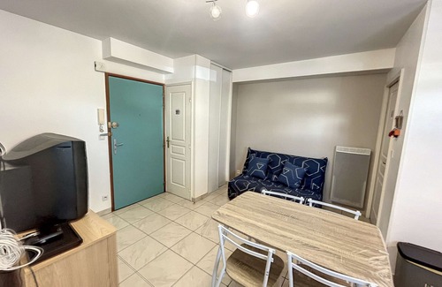 Granville Apartment | Cozy Apt in Granville - Walk to Beach, Secure, WiFi, Parking
