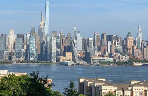 West New York Apartment | Cozy apt in WEST NY, NEW JERSEY, at 2 bloks from bus stop-15 minutes 2NY 7MINUTES VIA NYWATERWAY FERRY-BETTER CAN'T BE!