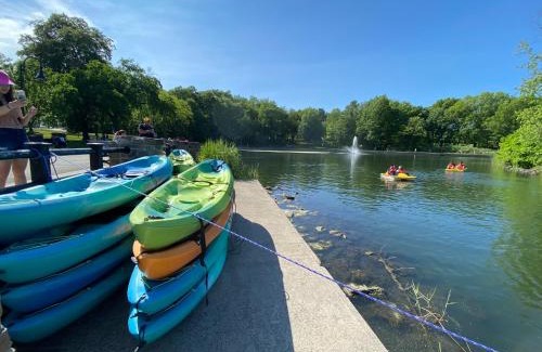 West New York Apartment | Cozy apt in WEST NY, NEW JERSEY, at 2 bloks from bus stop-15 minutes 2NY 7MINUTES VIA NYWATERWAY FERRY-BETTER CAN'T BE!