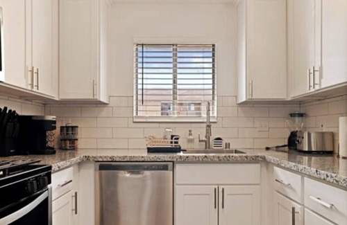 Ceres Apartment | Cozy Apt-King Beds & Shared Pool